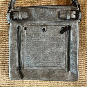 NWOT Gussaci Italian Silver Metallic Purse with 9 Pockets!